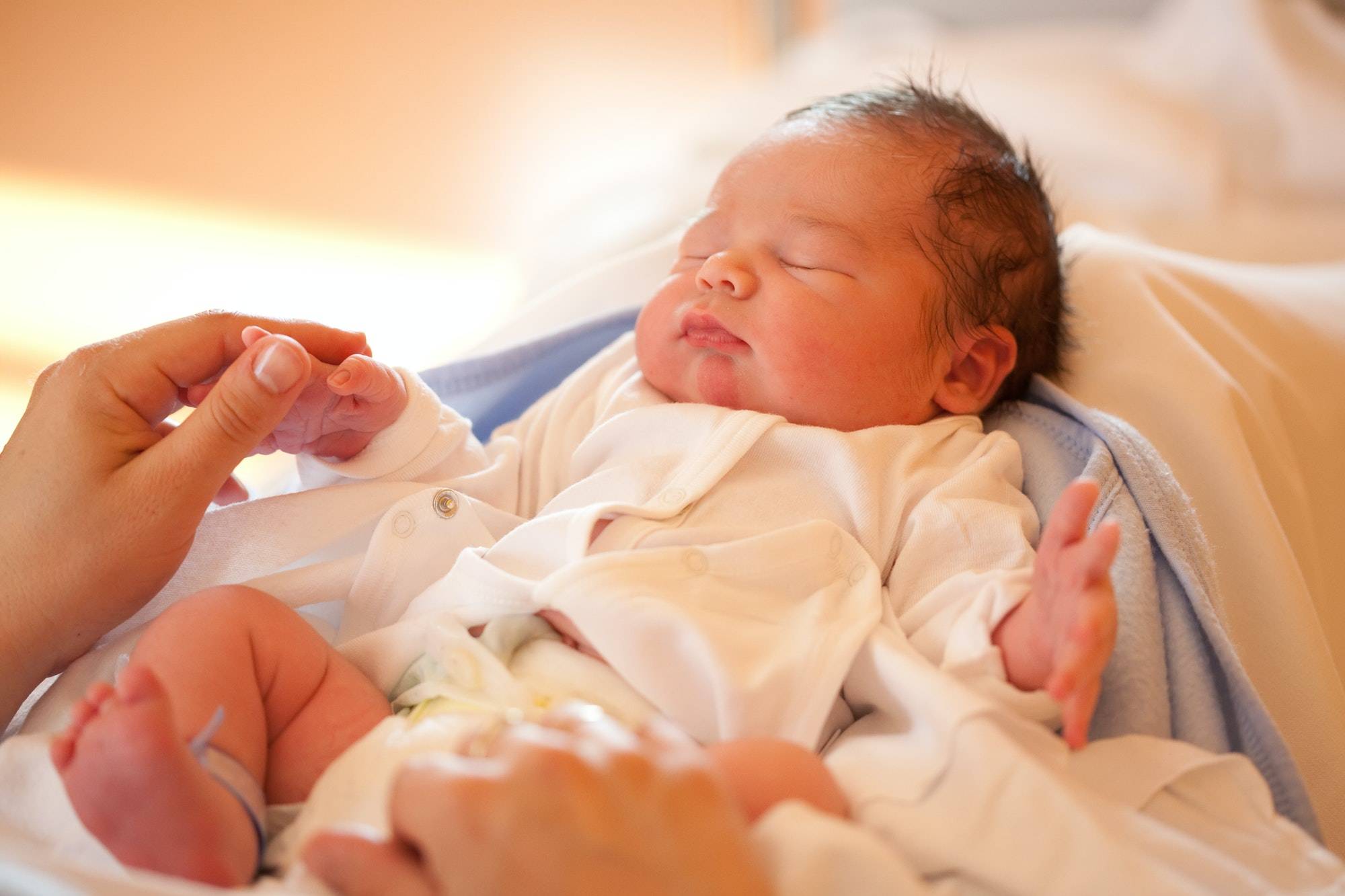 Как выглядят новорожденные дети в первый день девочки фото